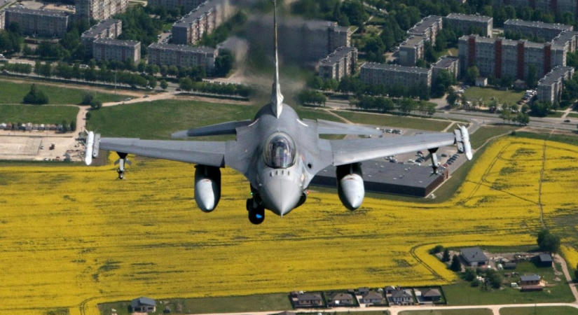 NATO-vadászgépek lőttek le egy drónt