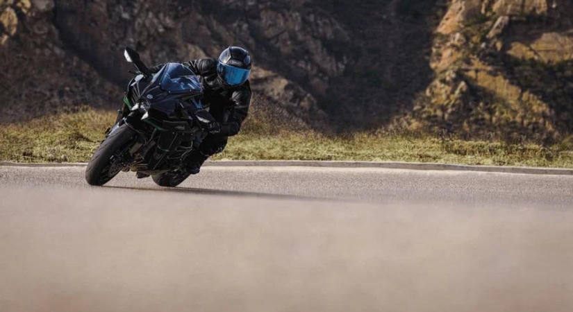 Hat év kihagyás után visszatér a közúti Kawasaki Ninja H2