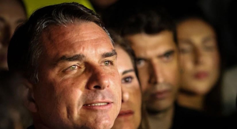 Elképesztő fordulat Brazíliában: azt apját börtönbe csukták, most mégis legyőzte az első fordulóban a baloldali elnököt Flavio Bolsonaro – küszöbön a jobboldal visszatérése