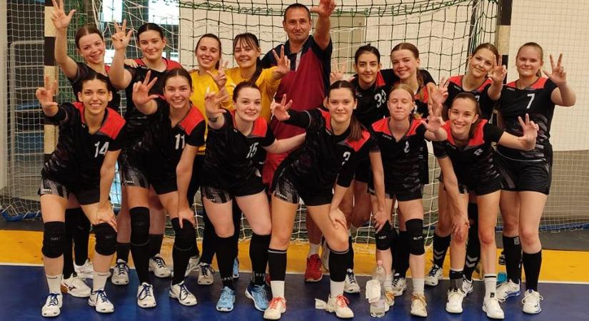 Női kézilabda: Az ifik bronzérmesek, a felnőttek szépen zárták a szezont