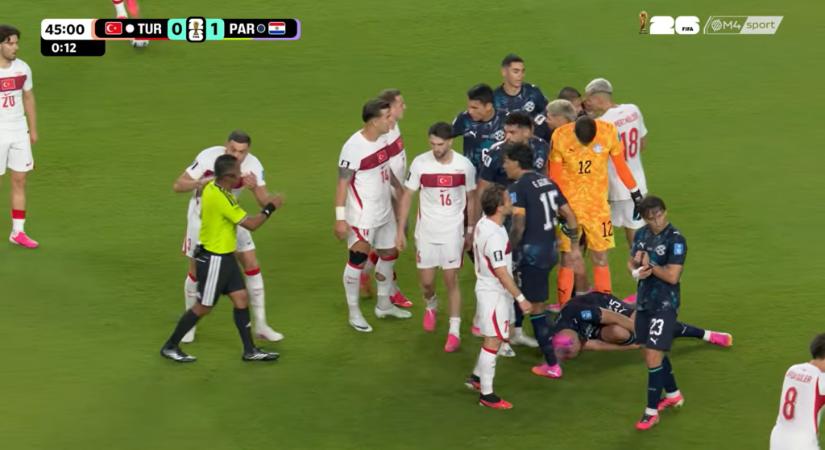 Őrület a vb-meccsen: leesett a játékvezető órája, egy játékos felvette és a saját csuklójára csatolta