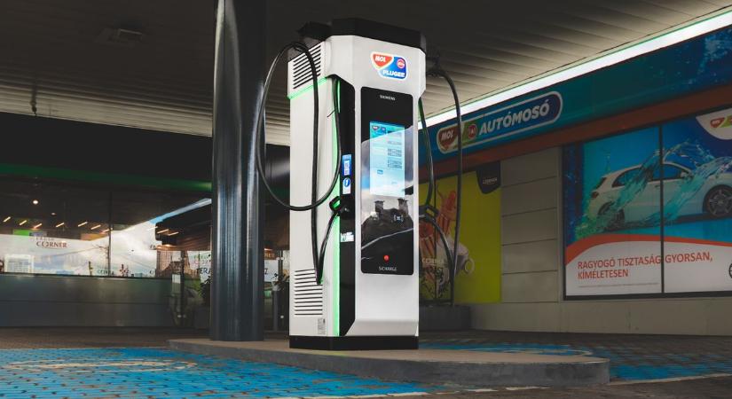 Már nem a töltők száma dönti el a versenyt: a Mol vezetője elárulta, mi jön most az elektromos autózásban