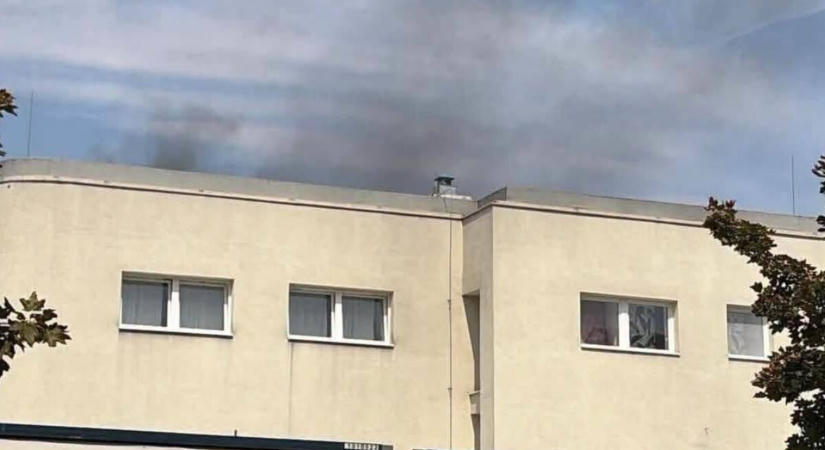 Napelemek gyulladtak ki egy budai sportlétesítmény tetején