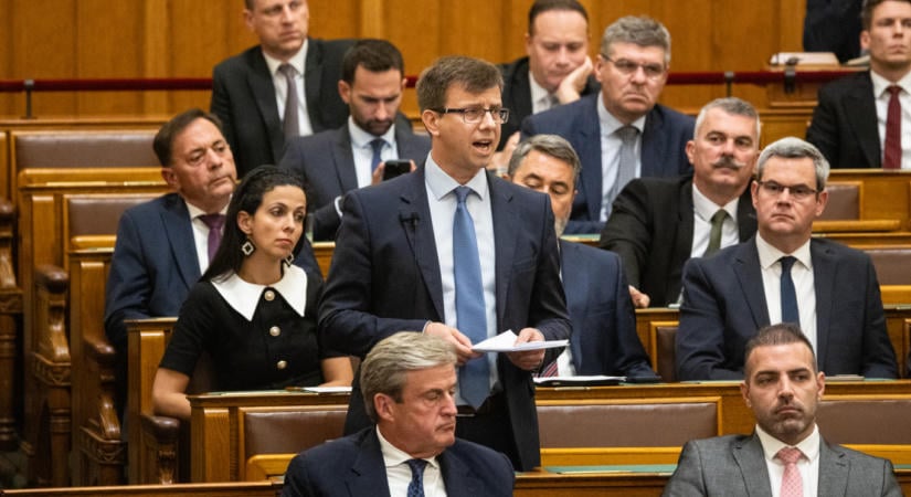 Bóka János azt mondta, hogy rendőrök vannak a parlamentben, majd Magyar felszólítása után kijelentette, hogy mégsem