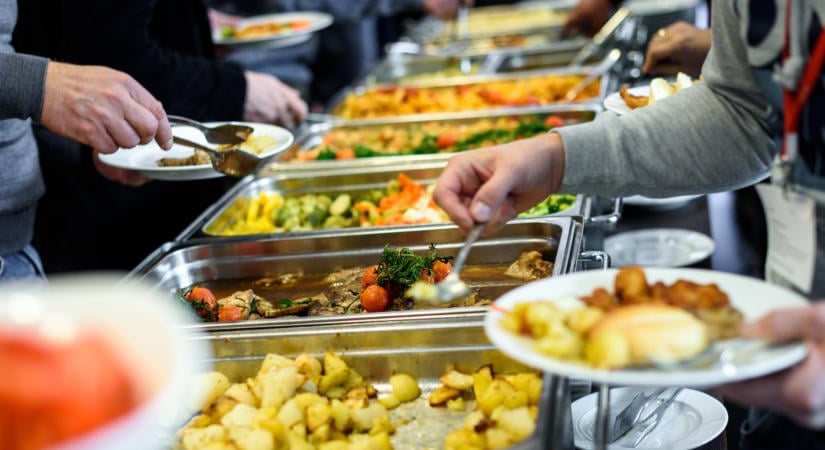 Ingyen osztja a megmaradt ételeket egy étterem, de csak 5 percük van az embereknek, hogy elvigyék