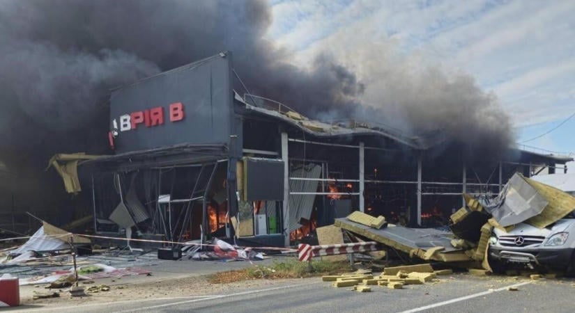 Szupermarket tetejébe csapódott egy orosz drón Ukrajnában – videó