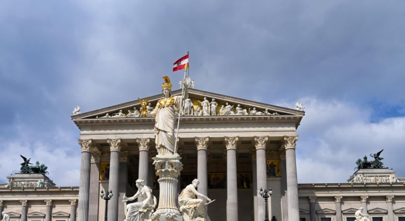 Ismét tüntetnek Bécsben, most a parlament előtt!