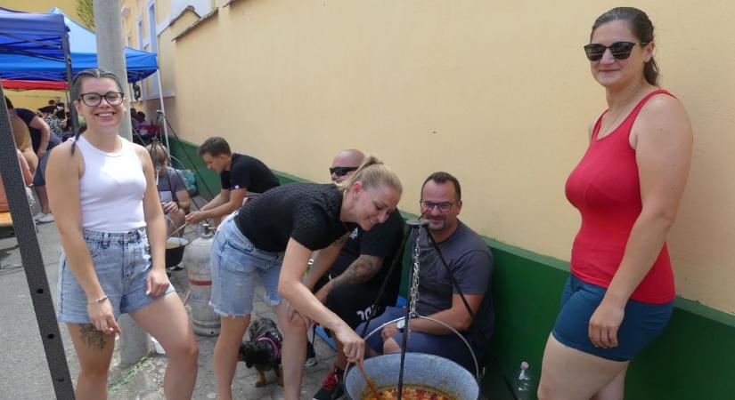 A bácsalmási kakasfőző versenyen egész nap színes programokkal várták a látogatókat  fotók