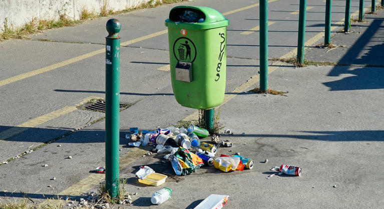 Megrongált kukák, bántalmazott boltosok és éjszakai járőrözés – a palackozás felfüggesztését kéri egy polgármester