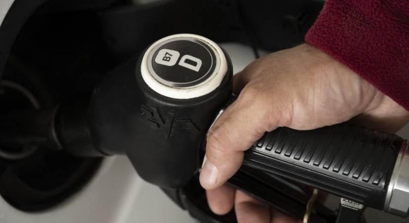 Itt vannak a dízeltámogatás pontos szabályai, új részleteket közöltek az iskolakezdési utalványokról is