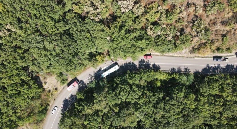 Motoros és autó ütközött a 24-es főúton, mindenütt törmelékek!