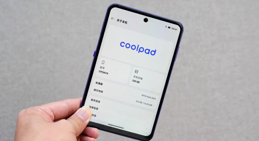 Szemtelenül olcsón jön a világ első széles kijelzős Android-mobilja