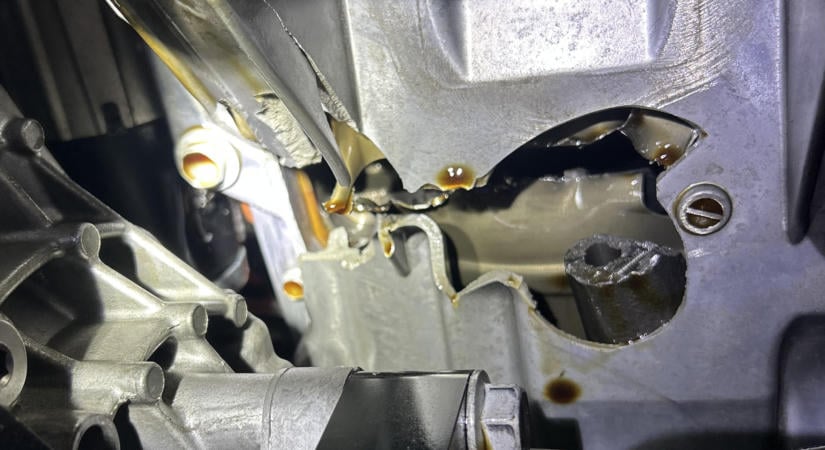 Így néz ki egy menet közben szétszakadt motor, a pusztítás a szerelőt is meglepte