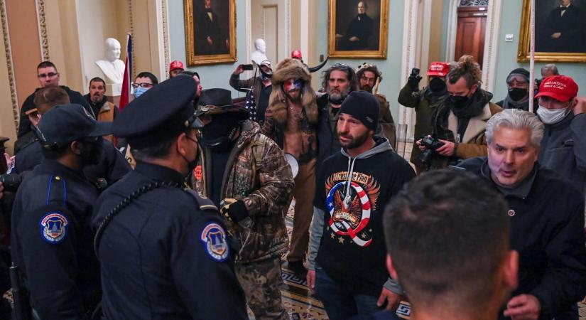 Trumpék felvették terrorelhárítónak a férfit, aki részt vett a Capitolium ostromában