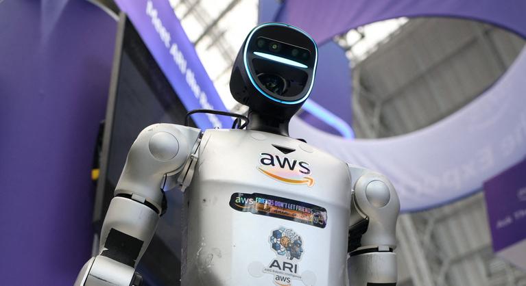Videón, ahogy dolgozókra támad egy humanoid robot, azonban kiderült egy kis turpisság