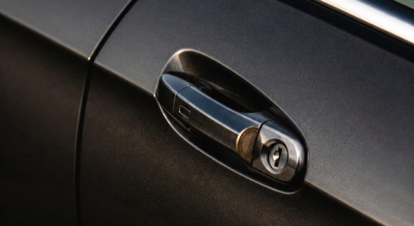 Érme az autó kilincsén: valódi veszély vagy átverés?