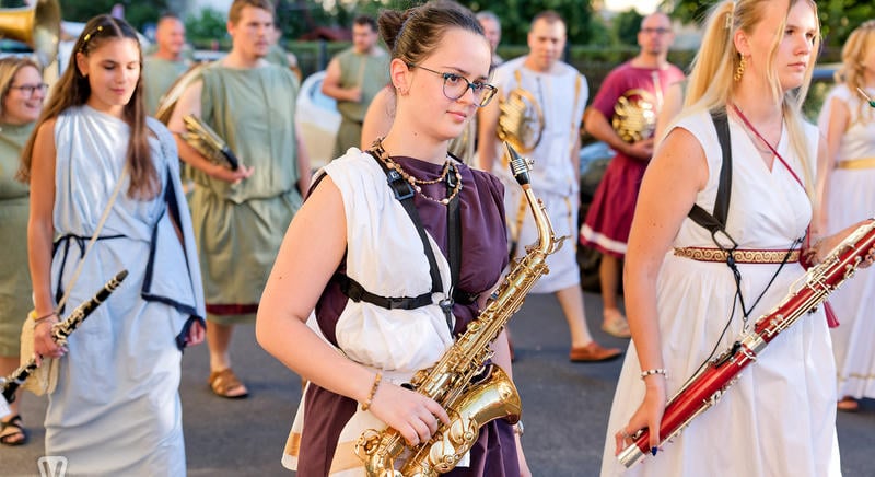 Pénteki karneválfüst: Kerekes Band, felvonulás előtti pillanatok, Tabac Jazz Trió, Pavane zászlóforgatók