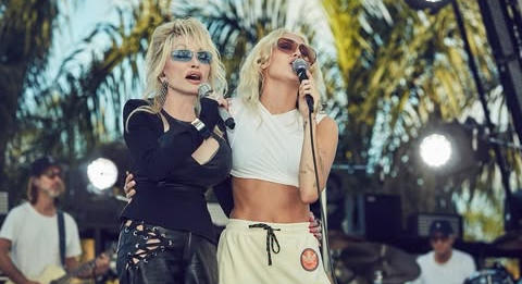 Elveszítette a keresztanyját: Miley Cyrus összetörten búcsúzott Dolly Partontól