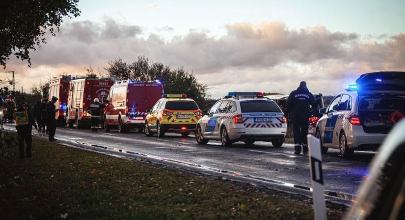 Álló buszba hajtott egy autós Sásd és Baranyajenő között – mentő és rendőrök a helyszínen