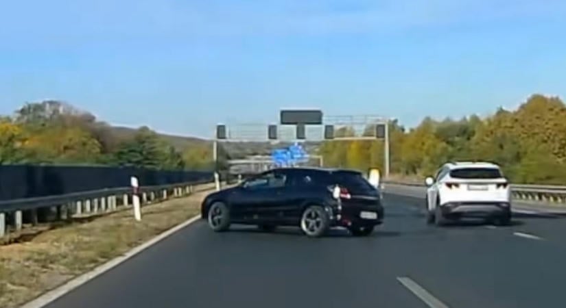 Hajszálon múlt a tragédia az M1-esen, szalagkorlátba csapódott az ijedt autós