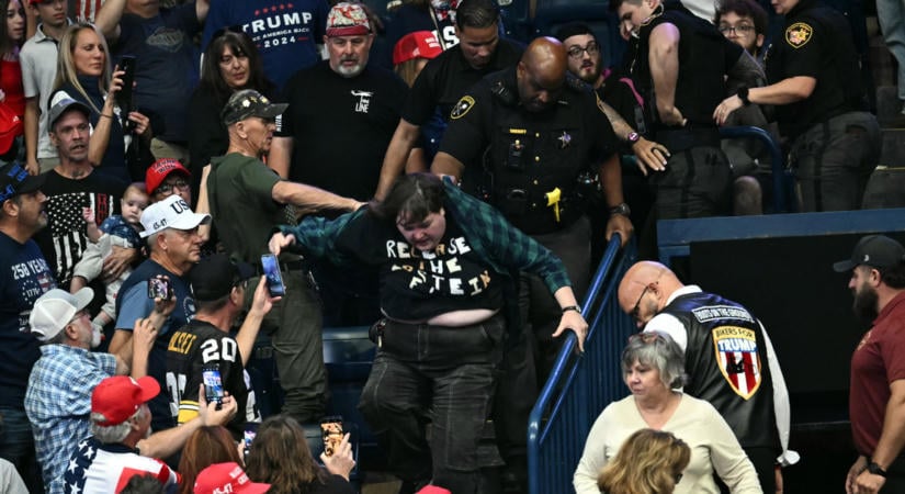 Tüntető jelent meg Trump nagygyűlésén, a szimpatizánsok a hajánál fogva rángatták a földre