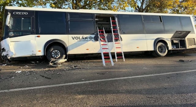 Baleset Szederkénynél, busz és autó ütközött