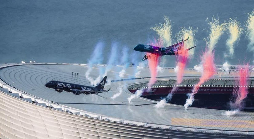 Látványosnak szánták, ijesztő lett: szinte súrolta egy rögbistadion tetejét egy utasszállító – videó