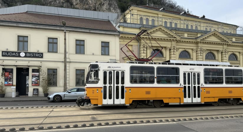 Gázolt a villamos a fővárosi Széna téren