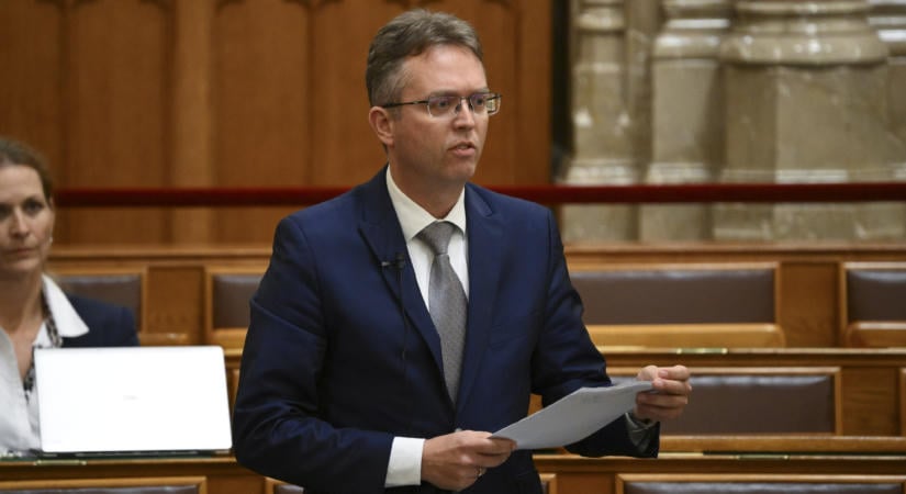 Hankó Balázs mellett kiállt a Fidesz, de Seszták Miklósról már nem írtak