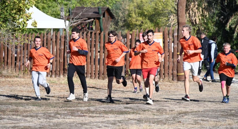 Nem volt okostelefon, csak térkép – Teqball asztalért futottak a szolnoki középiskolások – galéria, videó
