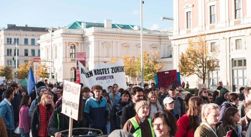 Minden tizedik egyetemi állás megszűnhet Ausztriában, több tízezer diák vonult utcára Bécsben