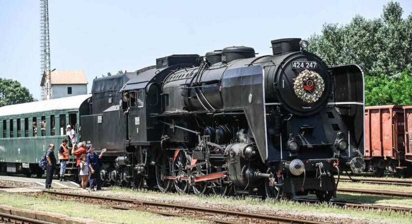 Gőzmozdony húzza az első szerelvényt – visszatér a régióba a legendás 424-es