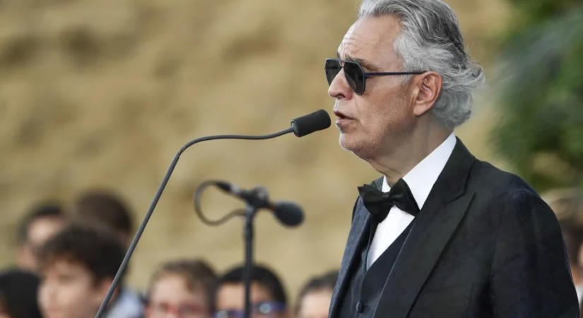 Andrea Bocelli énekli a Maserati-film betétdalát
