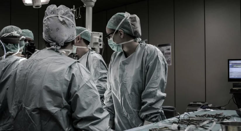Több mint 24 órás műtéttel választották szét a fejüknél összenőtt ikreket