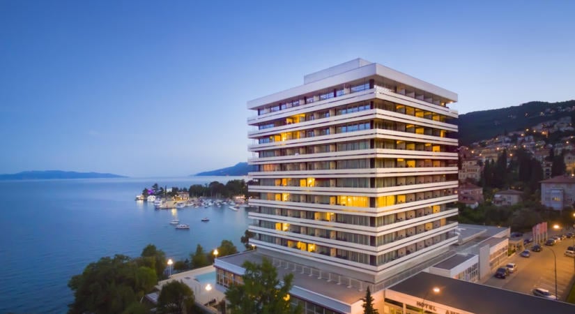 Tengerparti ikon, időtlen luxus – 60 éves a Hotel Ambasador