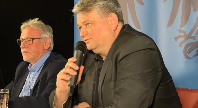 Náci karlendítést idéző plakát miatt büntettek meg egy AfD-s politikust Németországban