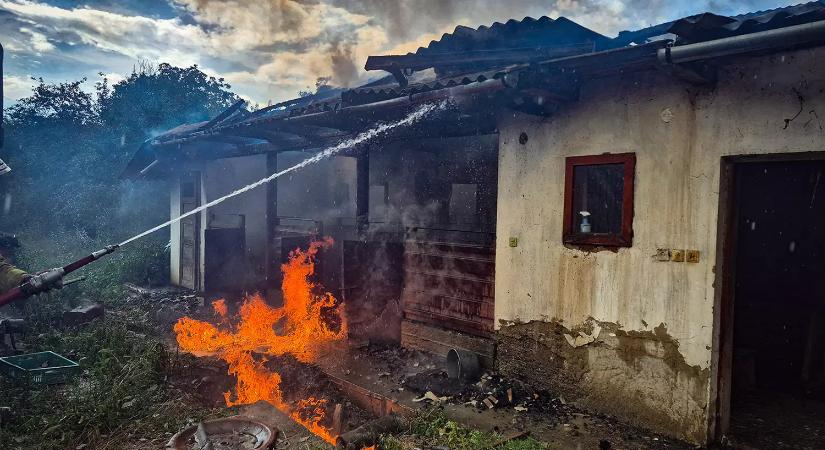Villámcsapás okozhatta a tüzet egy melléképületben a Beregszászi járásban