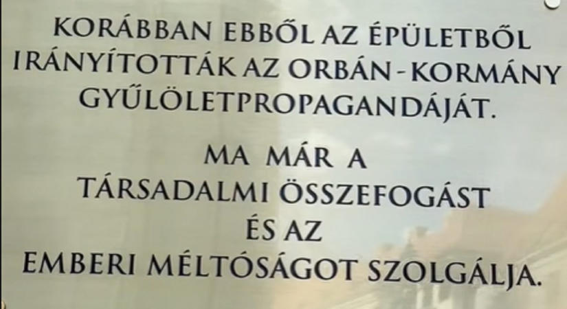 Rétvári Bence szerint törvénytelen, ezért azonnal el kell távolítani az orbáni gyűlöletpropagandáról szóló emléktáblát a Szociális és Családügyi Minisztérium faláról
