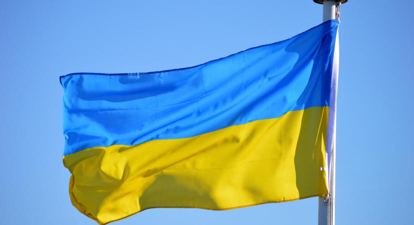 Berágtak a koszovóiak Zelenszkijre, eltávolították az ukrán zászlót Pristinából