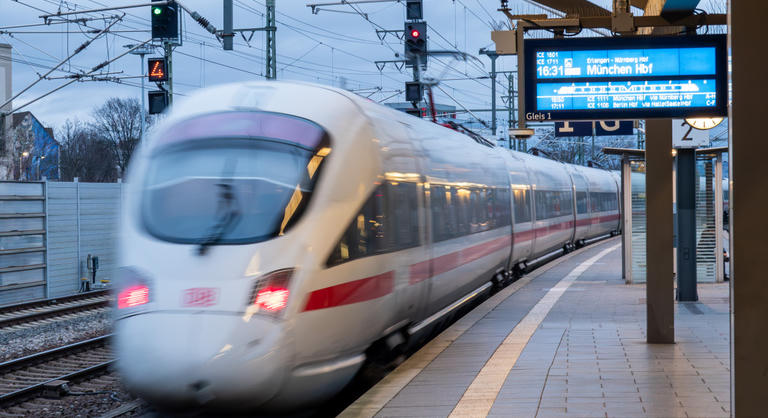 Kétszáz kilométer per óránál nyílt ki a száguldó vonat ajtaja, azonnal vészfékezett a mozdonyvezető