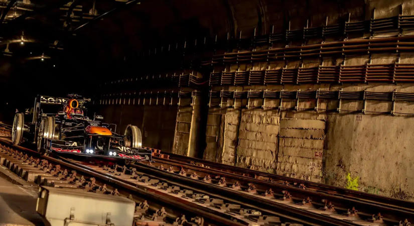 Ilyet még nem láttál: Videón, ahogy a metróalagútban száguldoztak egy F1-es autóval!