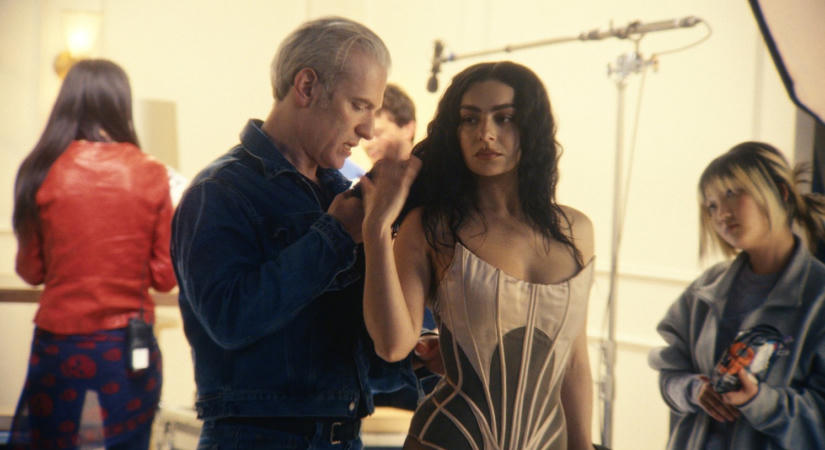 Mától nézheted: Megérkezett Alexander Skarsgård és Charli XCX új filmje a SkyShowtime-ra