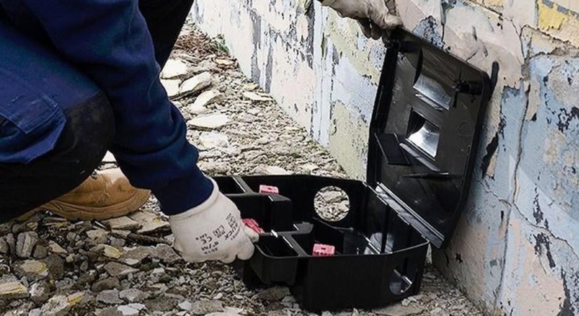Figyelmeztető feliratú ládák jelennek meg a hevesi településen
