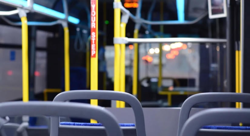 Kigyulladt egy busz a kaliforniai autópályán, legalább egy ember életét vesztette