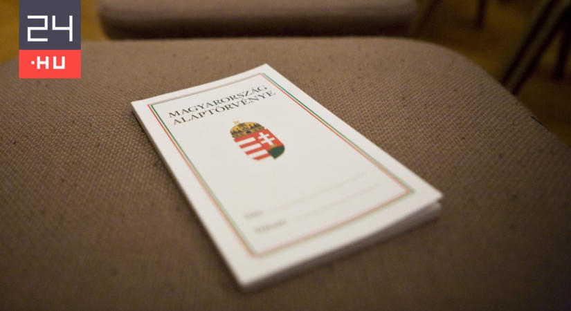 Publicus: A magyarok többsége lecserélné az alaptörvényt