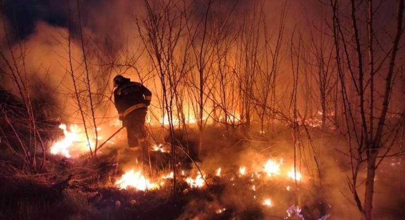 Füst borított mindent: három város tűzoltói fékezték meg a lángokat Szabolcsban