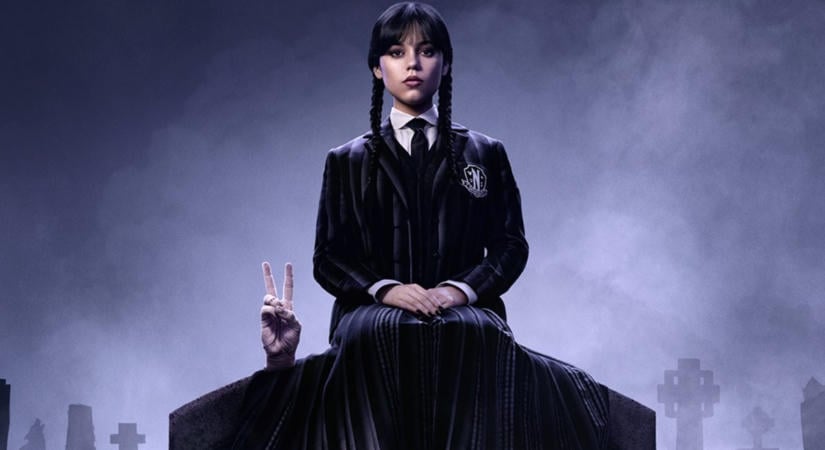 Véget ért a Wednesday 3. évadának forgatása, úgyhogy kaptunk is egy új jelenetképet, rajta Jenna Ortega bőszen gépelő főhősnőjével