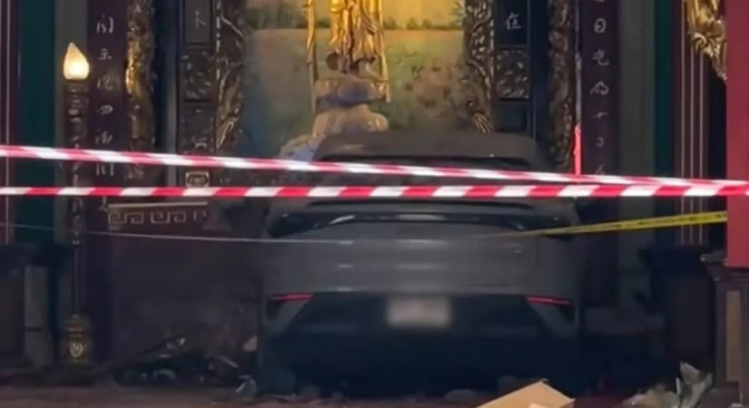 Imádkozó hívek közé, a szentélybe csapódott egy autó – megrázó felvétel a templomi balesetről