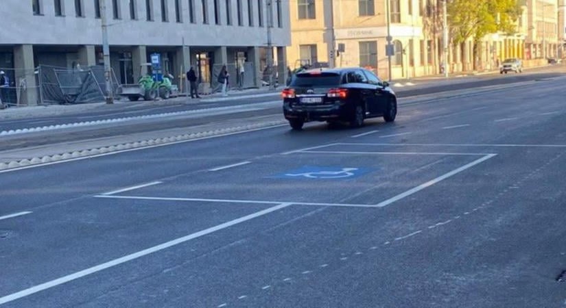 Reagált a BKK, ezért került az „út közepére” a mozgáskorlátozott parkoló Újpesten