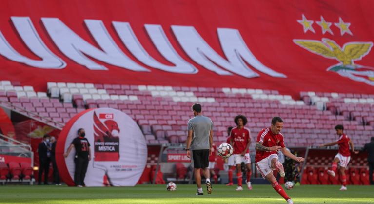 Kővel dobálták meg a szurkolók a Benfica buszát, két focista megsérült